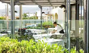 Ravintolan ulkoalue, jossa katettuja pöytiä. (Tekoälyn luoma teksti)