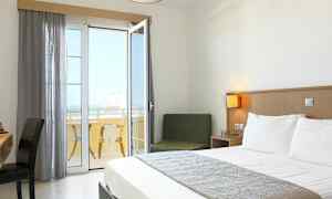 Hotellihuone, jossa on parivuode ja parveke maisemilla. (Tekoälyn luoma teksti)