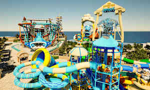 Vesipuisto, jossa on värikkäitä vesiliukumäkiä ja laitteita. (Tekoälyn luoma teksti)