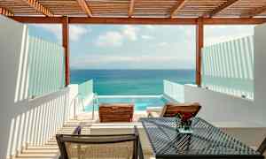 Näkymä terassilta, jossa on kaksi aurinkotuolia, pöytä ja yksityinen uima-allas, taustalla meri. (Tekoälyn luoma teksti)