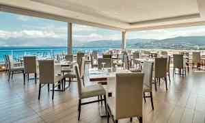 Ravintola, josta on näkymä merelle ja vuorille. (Tekoälyn luoma teksti)