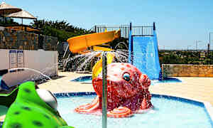 Värikäs vesiliukumäki uima-alueella kirkkaan taivaan alla. (Tekoälyn luoma teksti)