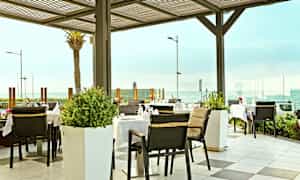 Ulkoterassiravintola, merinäköala. (Tekoälyn luoma teksti)