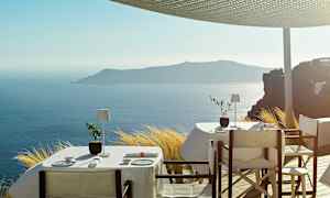 Kalustettuja pöytiä valkoisilla pöytäliinoilla terassilla upealla näkymällä merelle ja kaukaiselle saarelle. (Tekoälyn luoma teksti)