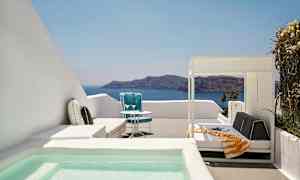 Terassi, jossa pieni allas, aurinkotuolit ja näkymä merelle ja kukkuloille taustalla. (Tekoälyn luoma teksti)