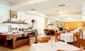 Buffetalue valoisassa ja tilavassa ravintolassa. (Tekoälyn luoma teksti)