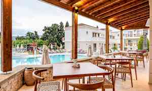 Ulkoistumapaikka uima-allasalueella, taustalla aurinkotuoleja ja leikkipaikka. (Tekoälyn luoma teksti)