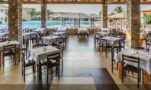 Ravintola, jossa pöytiä ja tuoleja, uima-altaan vieressä. (Tekoälyn luoma teksti)