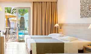 Hotellihuone, jossa on kolme sänkyä ja uloskäynti terassille, josta on näkymä altaalle. (Tekoälyn luoma teksti)