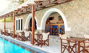 Ulkoiluterassi, jolla on istumapaikkoja ja uima-allas. (Tekoälyn luoma teksti)