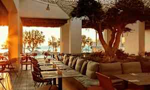 Ravintola merinäkymällä ja auringonlaskulla. (Tekoälyn luoma teksti)