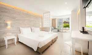 Moderni hotellihuone, jossa parivuode, oleskelualue ja parveke. (Tekoälyn luoma teksti)