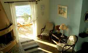 Huone, jossa on huonekaluja ja näkymä merelle. (Tekoälyn luoma teksti)