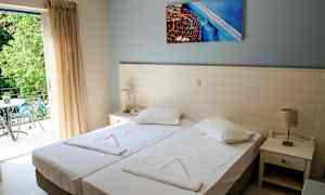 Kahden hengen huone, jossa kaksi erillistä vuodetta, yöpöytä ja parveke. (Tekoälyn luoma teksti)