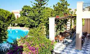 Ulkokalusteita terassilla uima-altaan vieressä, ympärillä vehreyttä ja kukkia. (Tekoälyn luoma teksti)