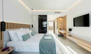 Moderni hotellihuone, jossa parivuode, taustalla ikkuna ja vaaleansävyinen sisustus. (Tekoälyn luoma teksti)