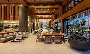 Moderni ravintola, jossa suuret lasi-ikkunat ja puiset huonekalut. (Tekoälyn luoma teksti)