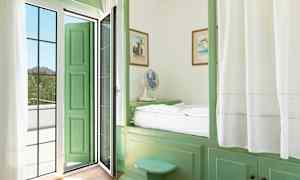 Huone, jossa on vihreitä huonekaluja ja ovi, joka johtaa parvekkeelle. (Tekoälyn luoma teksti)