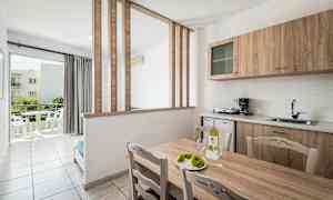 Sisäkuva huoneistosta, jossa on keittiö ja ruokapöytä. (Tekoälyn luoma teksti)