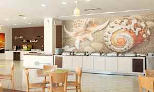 Buffetalue, jossa tuoleja ja pöytiä, sekä seinällä suuri simpukkakoriste. (Tekoälyn luoma teksti)