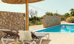 Kahden hengen huone, pääsy yhteiseen uima-altaaseen