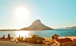 Aurinkoinen rannikko, taustalla vuori ja meri. (Tekoälyn luoma teksti)