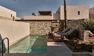 Modernit rakennukset, uima-allas ja aurinkotuolit ulkona. (Tekoälyn luoma teksti)