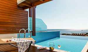 Infinity-allas, josta on näkymä merelle, aurinkotuoli ja juoma. (Tekoälyn luoma teksti)