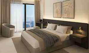 Hotellihuone, jossa on parivuode, istuimet ja parveke merinäkymällä. (Tekoälyn luoma teksti)