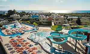 Ulkouima-allasalue vesiliukumäkineen, aurinkotuoleineen ja varjoineen. (Tekoälyn luoma teksti)