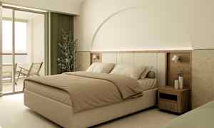 Hotellihuone, jossa suuri sänky, yöpöytä ja parveke. (Tekoälyn luoma teksti)