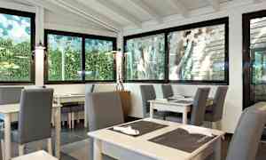 Vaalea ravintolasisustus, jossa lasi-ikkunat ja istuinpaikkoja. (Tekoälyn luoma teksti)