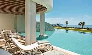 Ulkoilma-allas, jossa aurinkotuoleja ja näkymä merelle. (Tekoälyn luoma teksti)