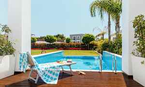 Juniorsviitti, jossa oma uima-allas