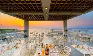 Ravintola merinäköalalla auringonlaskun aikaan. (Tekoälyn luoma teksti)