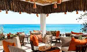 Terassi mukavilla istumapaikoilla ja näkymä merelle. (Tekoälyn luoma teksti)