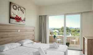 Kahden hengen huone, jossa kaksi erillistä sänkyä, taideteos seinällä ja pääsy parvekkeelle. (Tekoälyn luoma teksti)