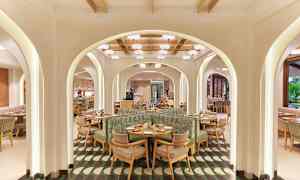 Ravintola, jossa on moderni sisustus ja kaarevia holveja. (Tekoälyn luoma teksti)