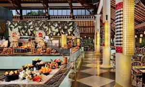 Buffetravintola, jossa ruoat ja koristelut on esitelty tyylikkäästi. (Tekoälyn luoma teksti)