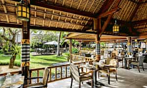 Ravintola ulkoistumapaikkoja, ympäröitynä vihreällä. (Tekoälyn luoma teksti)