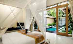 Makuuhuone, jossa sänky on peitetty hyttysverkolla. Taustalla näkyy uima-allas ja vehreä puutarha. (Tekoälyn luoma teksti)