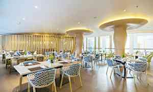 Moderni ravintola, jossa on tyylikkäät kalusteet ja ainutlaatuinen muotoilu. (Tekoälyn luoma teksti)