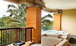 Terassi, jolta avautuu panoraamanäkymä vihreisiin maisemiin, kalustettu istuimilla ja porealtaalla. (Tekoälyn luoma teksti)