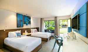 Hotellihuone, jossa kaksi erillistä vuodetta, moderni sisustus sinisillä yksityiskohdilla ja suuret ikkunat puutarhaan päin. (Tekoälyn luoma teksti)