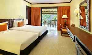 Hotellihuone, jossa kaksi erillistä vuodetta, kirjoituspöytä ja parveke näkymällä. (Tekoälyn luoma teksti)