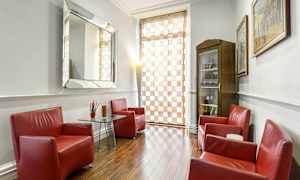 Huone, jossa on punaisia nojatuoleja pöydän ympärillä, peili ja puulattia. (Tekoälyn luoma teksti)