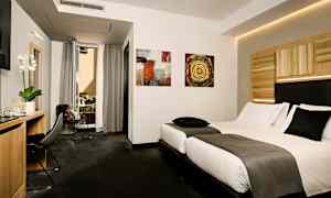 Hotellihuone, jossa on parivuode, kirjoituspöytä, tuoli ja avoin ikkuna kohti parveketta. (Tekoälyn luoma teksti)