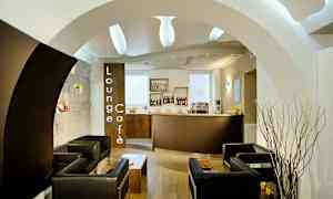 Kahvilounge, jossa istumapaikkoja ja tarjoilutiski. (Tekoälyn luoma teksti)