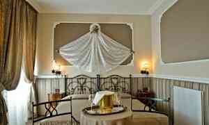 Hotellihuone, jossa parivuode ja koristeellinen seinätaide. (Tekoälyn luoma teksti)