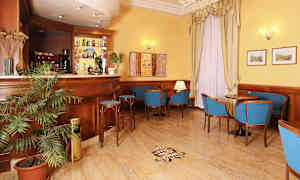 Baarilounge, jossa on puisia huonekaluja ja sinisiä tuoleja. (Tekoälyn luoma teksti)